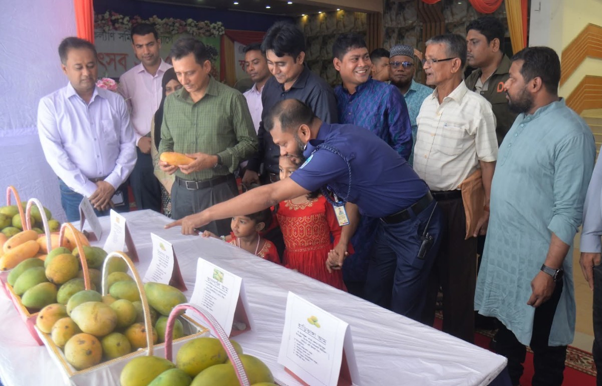 কুমিল্লায় পুলিশ নারী কল্যাণ সমিতির উদ্যোগে ফল উৎসব অনুষ্ঠিত